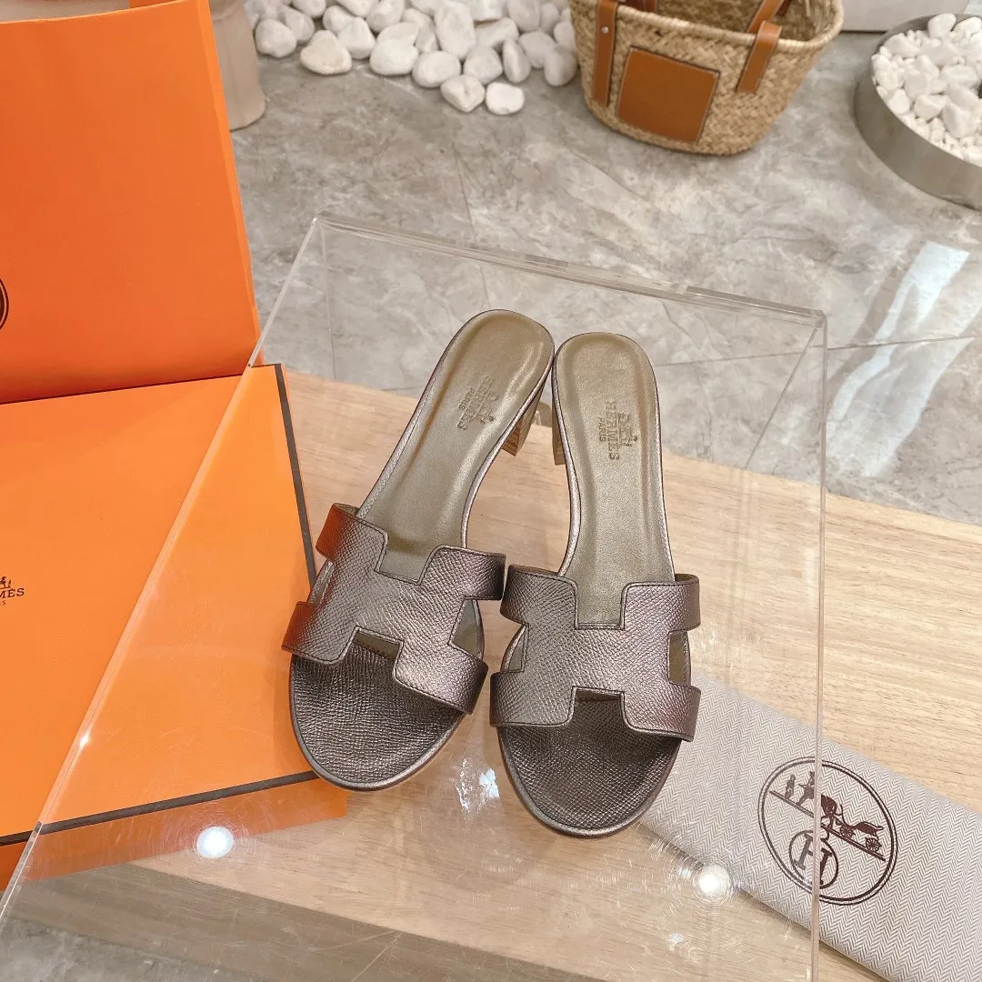 👟👟Ex-factory price 300👟👟 Genuine leather sole +40 🦄Hermès "Palm Print" has added new color sandals, "Year-round shipment" with three-dimensional concave and convex feeling on the classic "H" upper... It is a must-have item in your wardrobe, and it is magically versatile in this summer! This model fully demonstrates the classic Hermès style "palm print". Classic calfskin material ~ imported sheepskin. Lining 🐎Size: 34~42. Heel height ② type: low heel 1.5cm. Medium heel 4.5cm. Genuine leather sole +40 rubber sole.